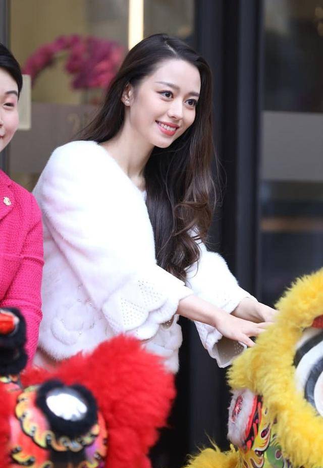 设计|吉娜穿衣越来越大胆,一字肩秀锁骨肤若凝脂,不小心笑出了法令纹