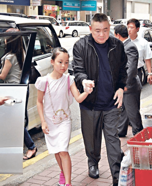 刘秀盈晒新照,玫瑰花图案吊带裙红的瞩目,18岁生日刘銮雄未表示