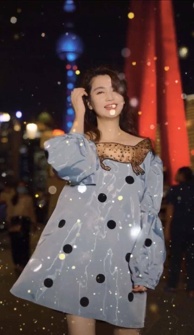 感觉|洪欣晒全家福!每件穿搭都时髦,女儿可爱儿子帅,唯独不见张丹峰