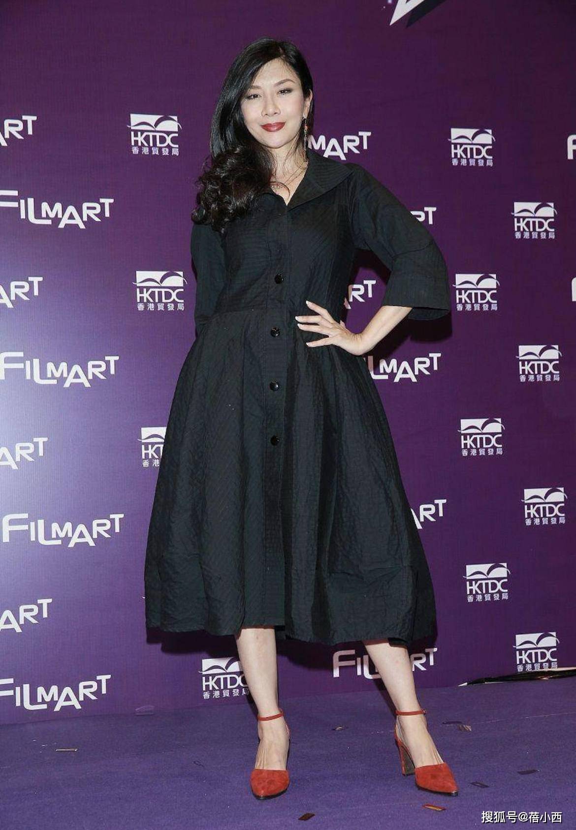 好身材|吴家丽越老越“风骚”，穿深V领挂脖连衣裙配黑丝袜，气质惊艳