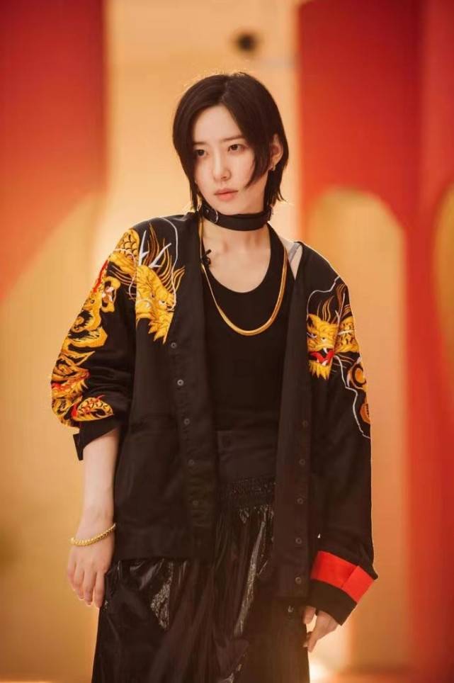 中性|李斯丹妮打扮过于个性，穿亮黄西装脖子上系一朵黑花，搭配好新潮