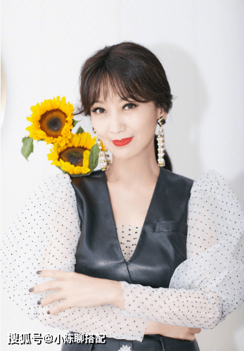 已经67岁的赵雅芝 却依旧美得像个 少女 这才是岁月美人 时尚街头