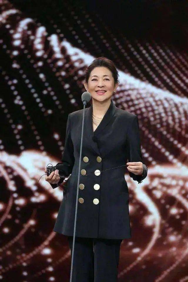 身材|倪萍为美也舍得破费了，一条项链18万，瘦出新高度走嘻哈风也很美