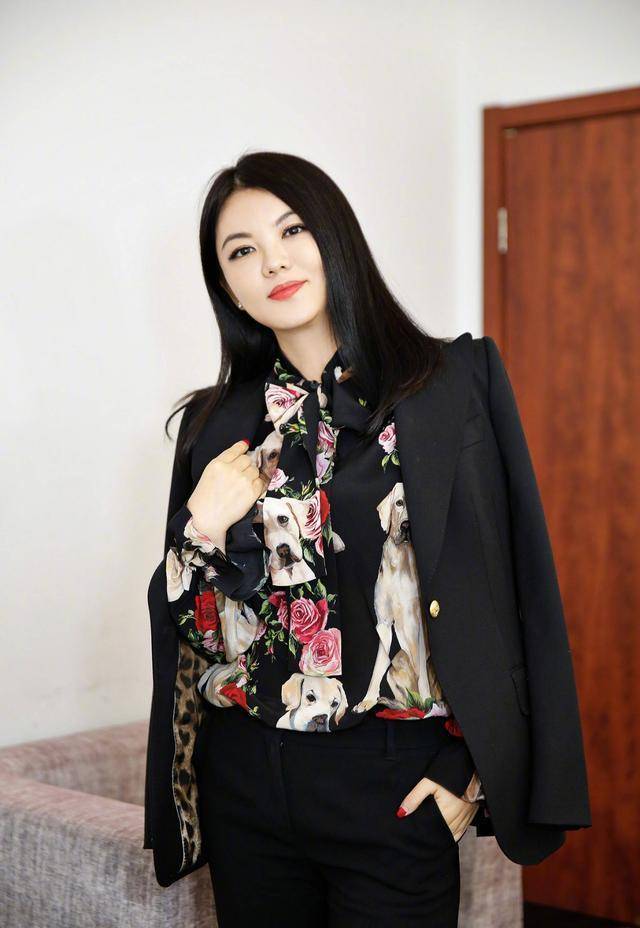 黑色|精神小伙也不精神了！44岁李湘仍似少女，王岳伦已头发花白显老态