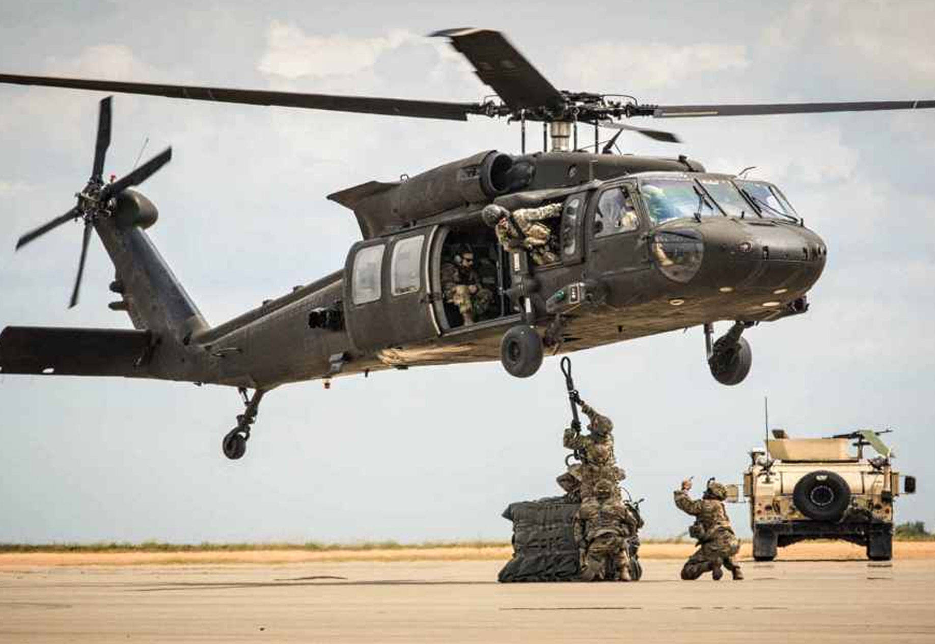 美军展示最新款黑鹰直升机 资深飞行员：这是力量倍增器-新华网