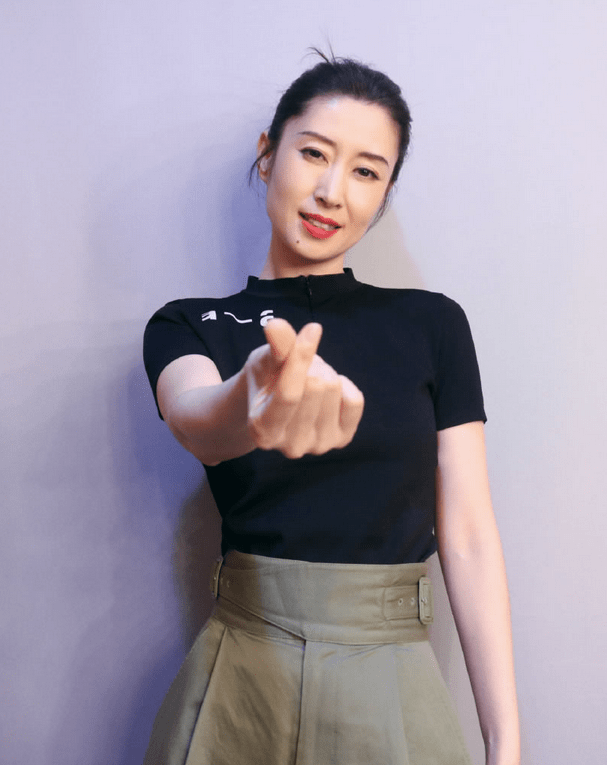 卡通|刘敏涛才是扮嫩高手，黄色卡通T减龄又洋气，差点忘了她是阿姨辈