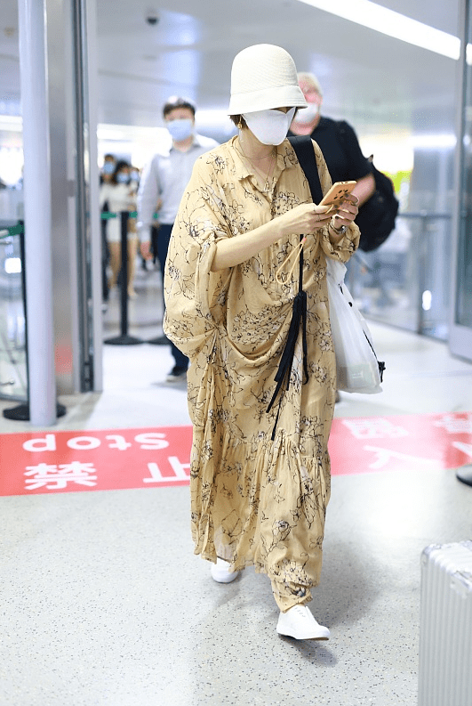 &quot|马伊琍私下穿得挺怪，这裙子看着像＂道袍＂，不过花里胡哨还挺个性