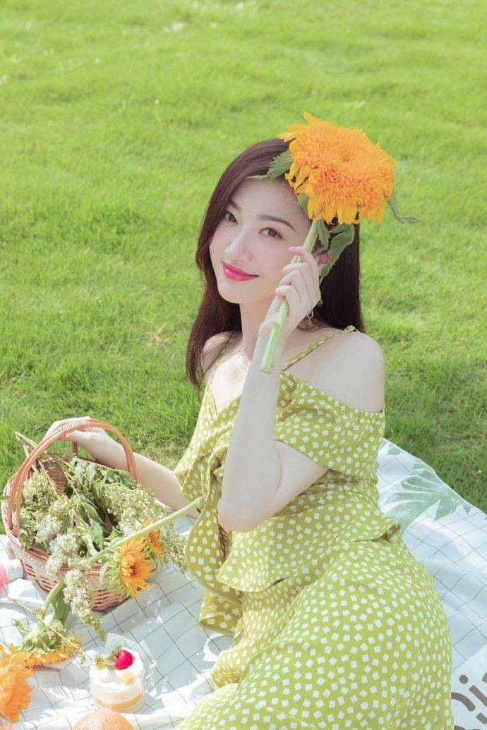 设计|景甜晒“郊游”照，穿波点裙变富贵花本花，就是脚上搭毛拖咋想的