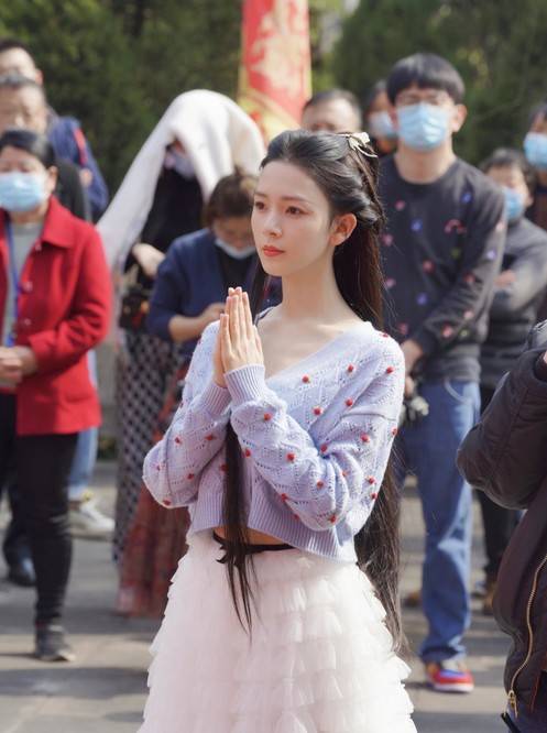 公主|陈瑶少女感真浓,好身材轻松驾驭露腰针织,清纯仙美随拍也一样美!