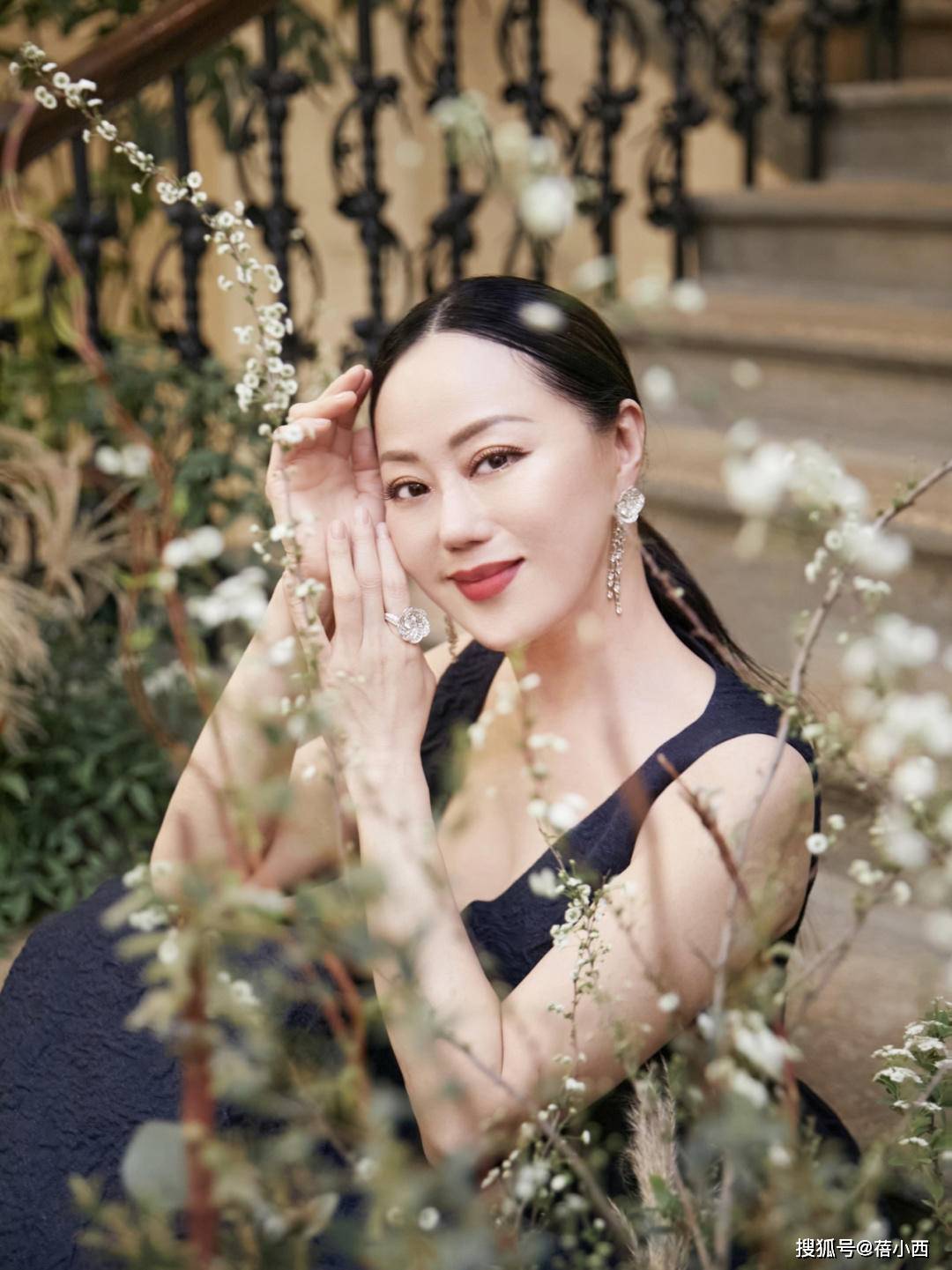 章小蕙|“章小蕙”真是上流社会贵妇的代表，饱满身材穿小黑裙，气质惊艳