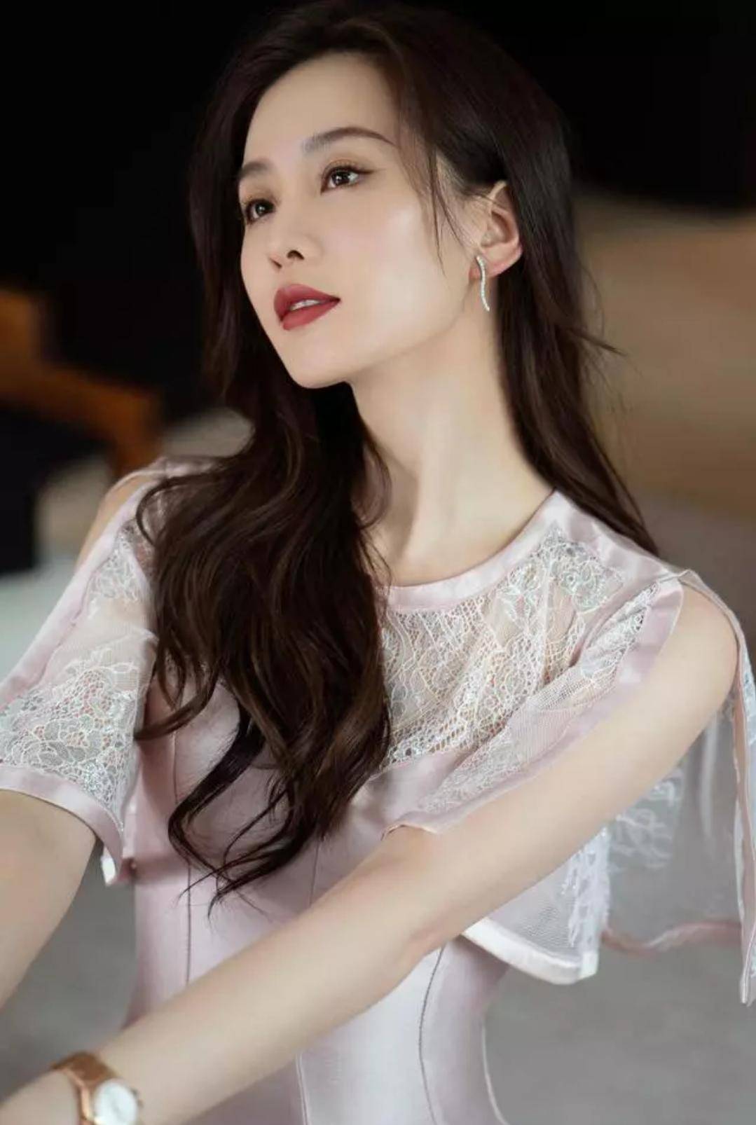女神|肌肤雪白，面容姣好的刘诗诗，是你喜欢的类型吗