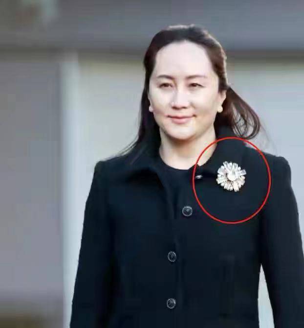 无名指|孟晚舟近照曝光!穿5万元旧大衣低温下露小腿,无名指钻戒太耀眼