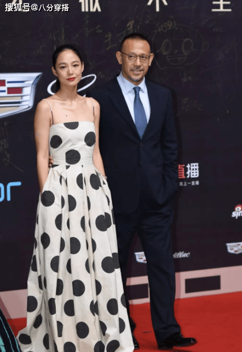 姜文|姜文的眼光真好，妻子周韵一袭黑色连衣裙成熟优雅，气质高级