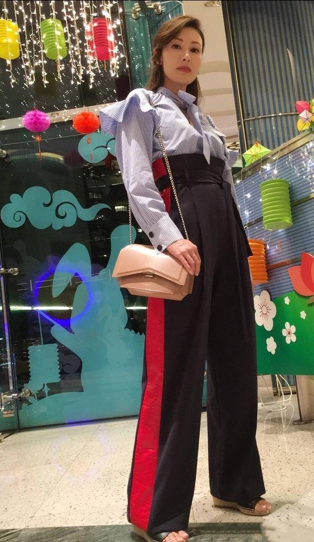 黑色|李嘉欣带儿子滑雪,穿得很“醒目”,49岁的妈妈却依旧是少女心