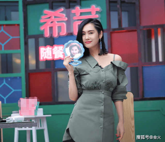 黄贯中|朱茵一家荒山野营，八岁女儿穿洞洞鞋肚子圆滚滚，全身无一件名牌