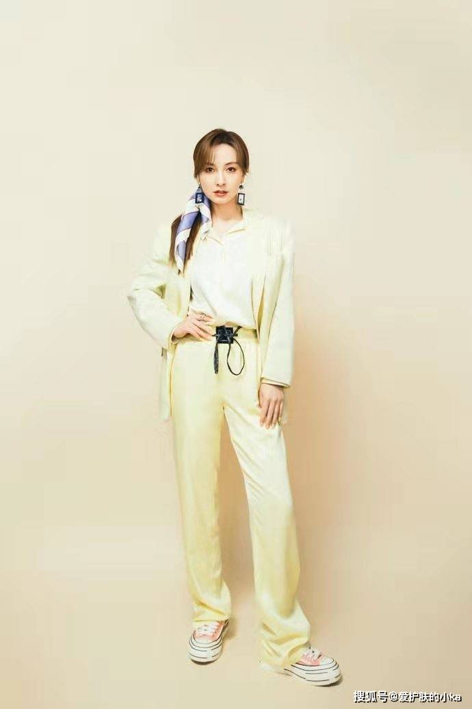 感觉|38岁吴昕认真打扮是真好看,简单T恤配碎花裙,减龄元气像学生妹