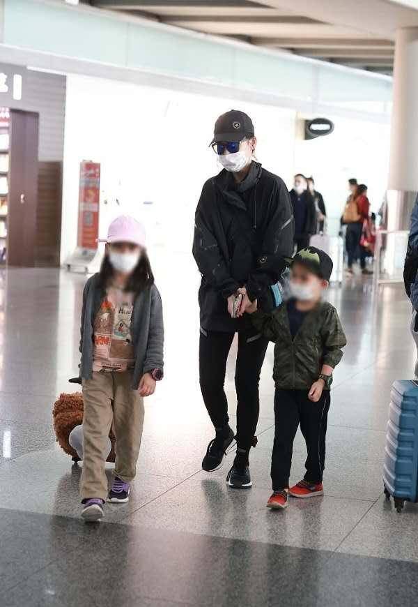 黑色|早夏搭配外套太重要！45岁梅婷走机场优雅时髦，老公发福穿短袖