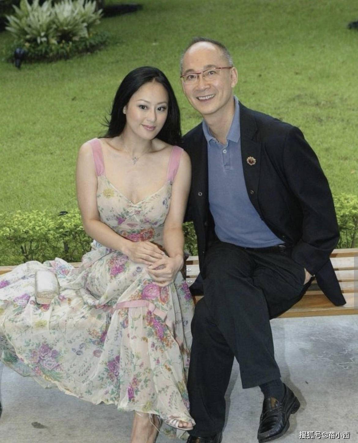 章小蕙|“章小蕙”真是上流社会贵妇的代表，饱满身材穿小黑裙，气质惊艳
