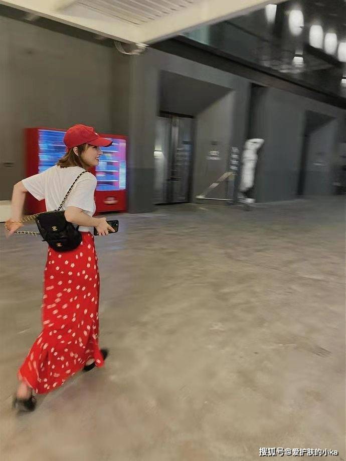 感觉|38岁吴昕认真打扮是真好看,简单T恤配碎花裙,减龄元气像学生妹
