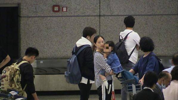黑色|沈佳妮虽然不演戏了，但是衣品一直在线，休闲装更是拿手