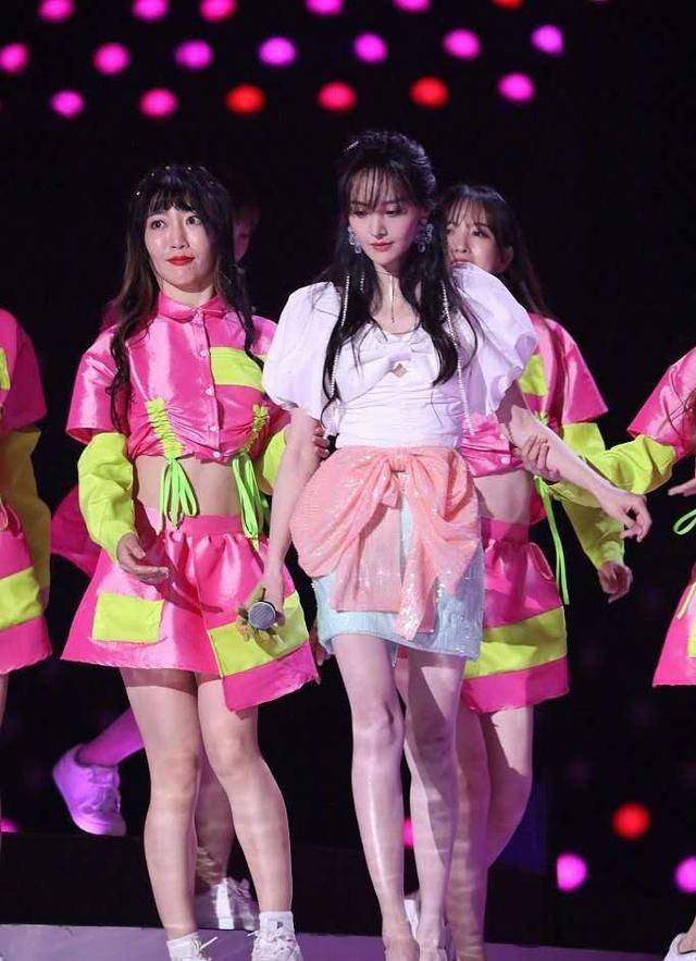 迪丽热巴|晚会上女星比美！郑爽穿“泡泡袖”像公主，迪丽热巴化起了大浓妆