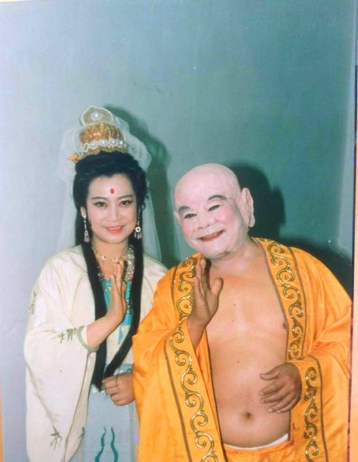剧组拍摄最后一集时化完妆的弥勒佛(铁牛) 与观音菩萨(左大玢),你