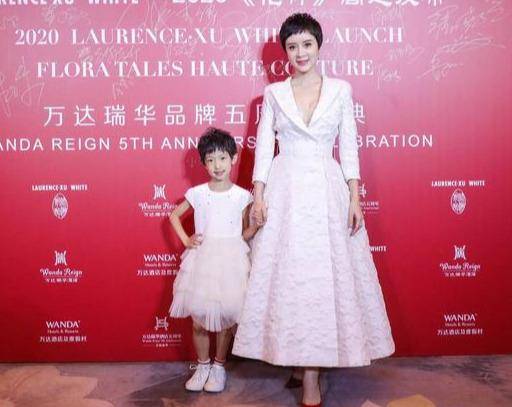颜色|金巧巧为女儿庆生!7岁女儿寸头像假小子,她自己却穿得像小公主