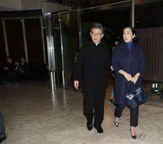 郭晶晶|郭晶晶婆婆罕见现身！穿大衣配高跟鞋气质高贵，二婚老公时髦儒雅