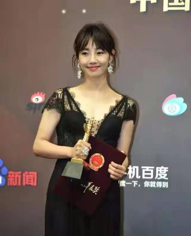 瞬间|单身后的白百何越发有女人味！穿小黑裙“腰间”挖洞，时髦又洋气