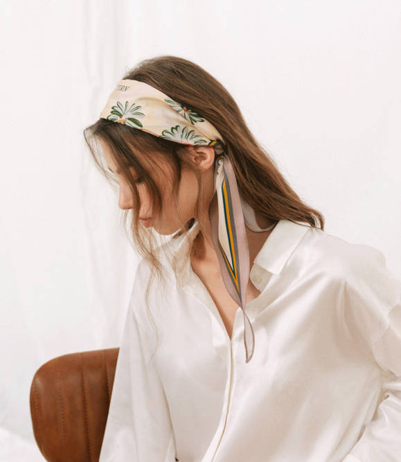 颜色|丝巾你还围出大妈味道？学会这小巧思，胜过你买一百件土气新衣！