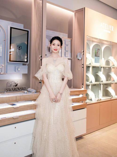 公主|陈瑶少女感真浓,好身材轻松驾驭露腰针织,清纯仙美随拍也一样美!