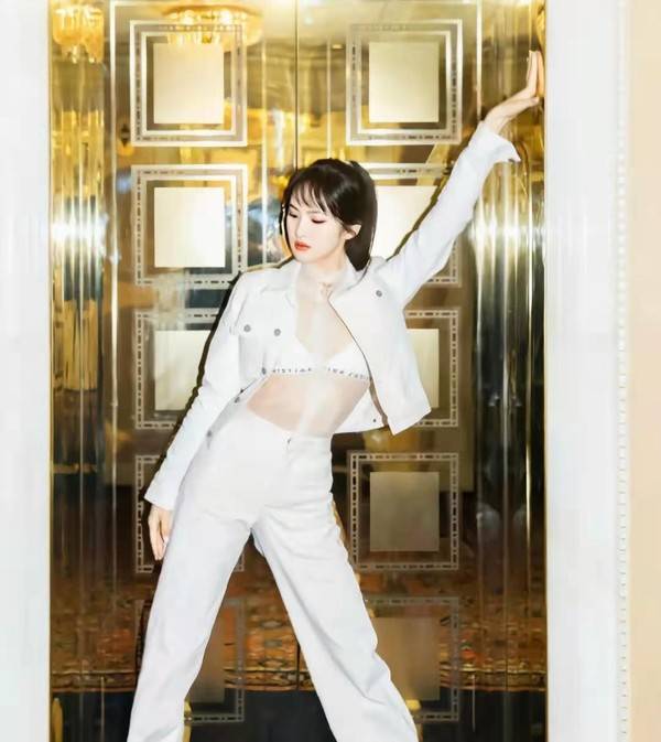 公主|华为二公主姚安娜真时髦，穿西服搭格纹背心街拍，露出蛮腰可真细