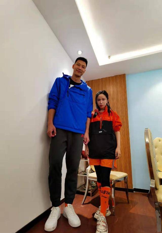 黑色|易建联跟娄艺潇合影，穿蓝色个性外套配长裤，一双大手像“簸箕”