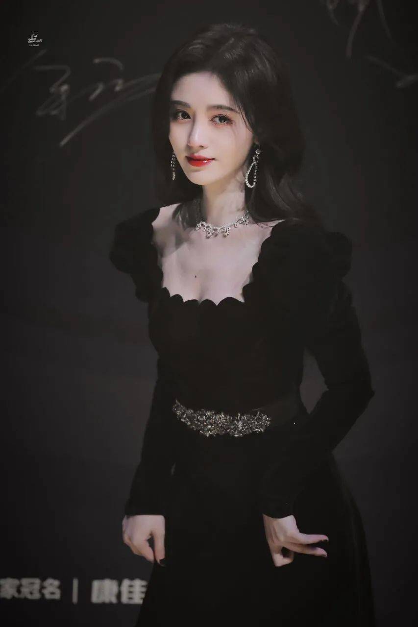 大气|女星们港风神图大赏：热巴贵气，杨幂氛围感强，鞠婧祎脱胎换骨