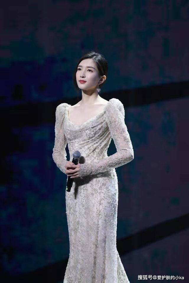 女神|难怪许多男人奉江疏影为女神！香槟礼服标配大红唇，这气质太吸睛