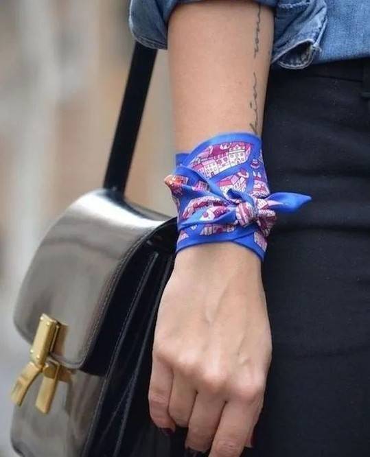 颜色|丝巾你还围出大妈味道？学会这小巧思，胜过你买一百件土气新衣！