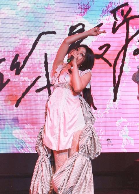 黑色|Cindy脱胎换骨？瘦出尖下巴辣妹感十足，不复从前人见人骂丑娃娃！
