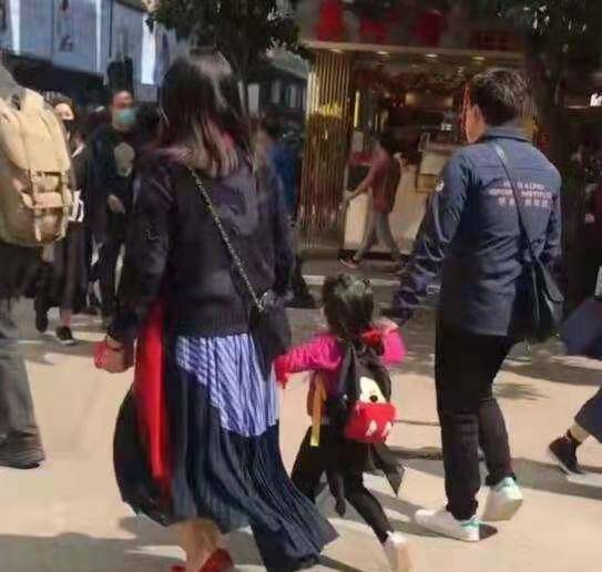 黑色|郭晶晶携女逛街!打扮老气身材发福像大妈,霍启刚弯腰驼背没气质