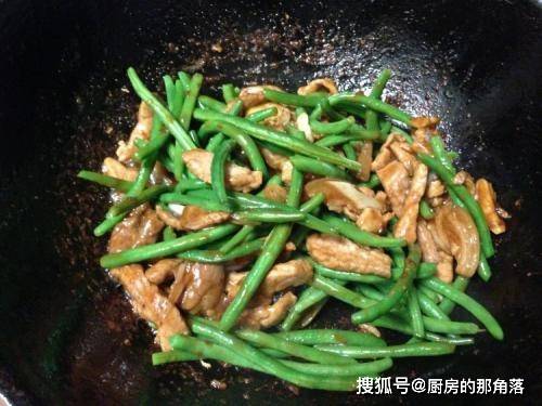 道菜|豆角炒肉，豆角有人焯水有人直接炒？大厨：都不对，难怪不好吃