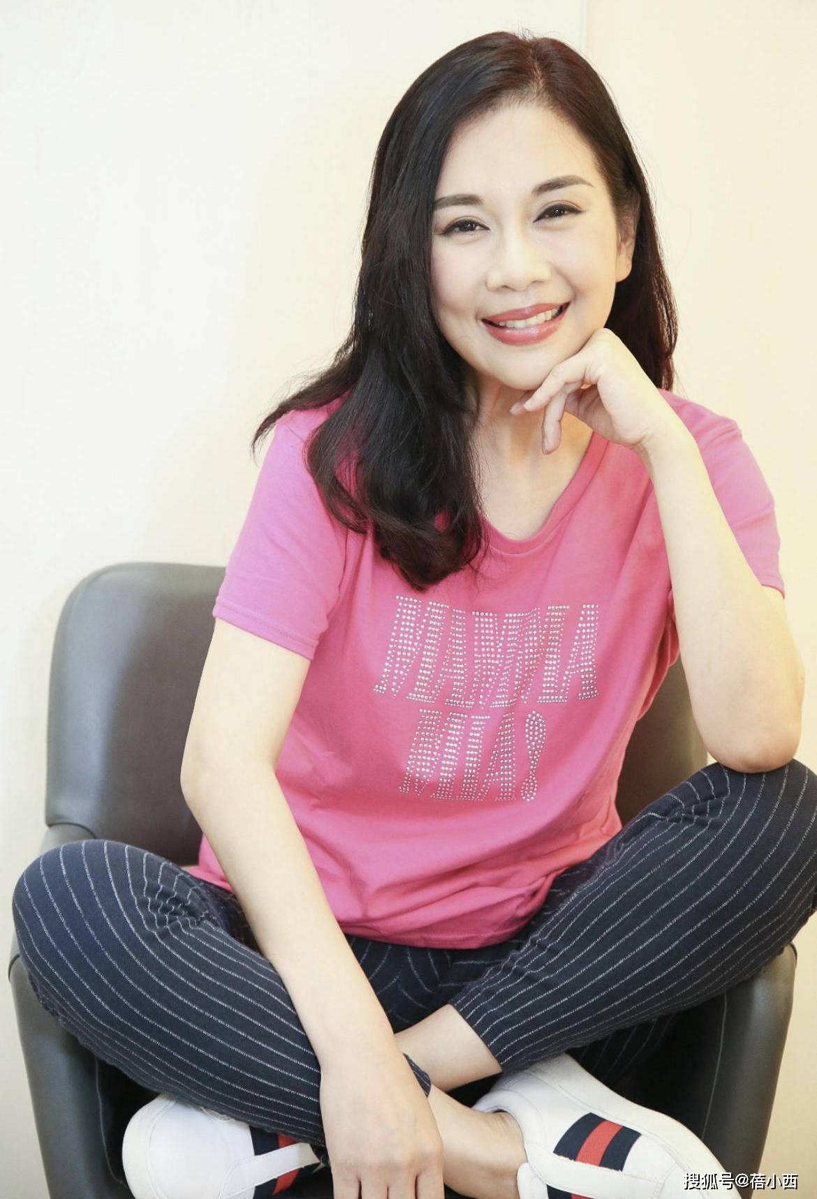 黑色|陈松伶真是被张铎宠成小女孩了，穿白衬衫配半身裙，一点不像50岁