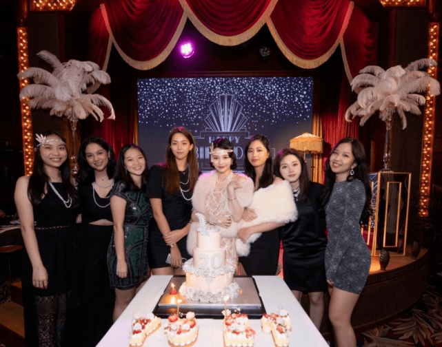 名媛|邱淑贞现身女儿20岁生日宴，母女亲密合影似姐妹，现场布置显奢华