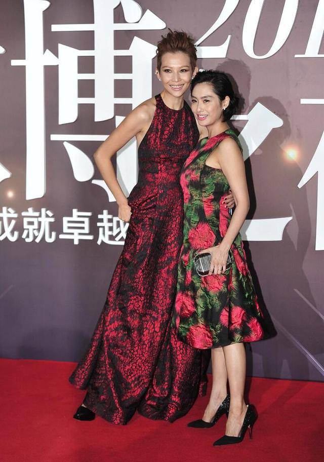 黑色|蔡少芬赢在了身高上，和矮13cm的朱茵同框，气势高低略明显