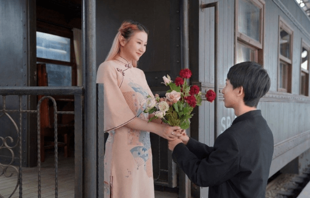 都是和|瓶子七夕晒结婚视频，婚车劳斯莱斯太有牌面，月光抢捧花不积极