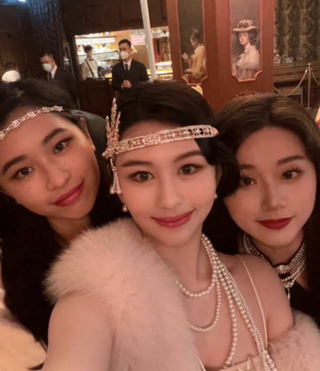 名媛|邱淑贞现身女儿20岁生日宴，母女亲密合影似姐妹，现场布置显奢华