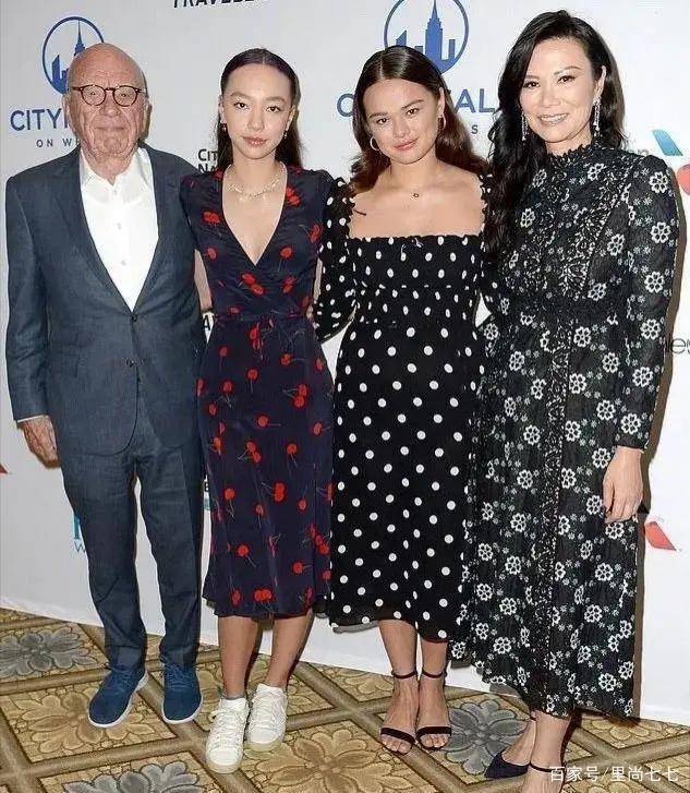 身材|51岁邓文迪欧美妆造型曝光，红裙盘发气场太强，古铜肤色太个性