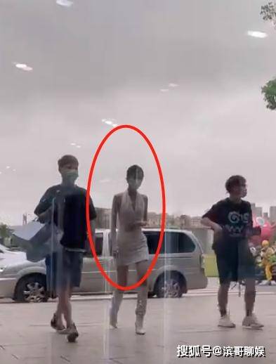 相片|乔欣穿白色深v上衣被拍！腿超细靴筒空一块，大露美背身材火辣