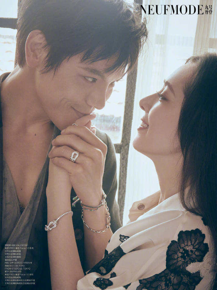 向佐|郭碧婷被养出幸福肥，穿风衣和向佐拍七夕大片，依偎在他怀里好甜