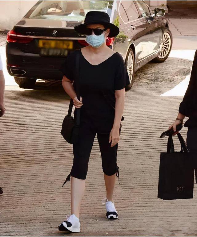 宠物|58岁何超琼居家照首曝光，一身素衣抱着宠物，像含饴弄孙的大妈