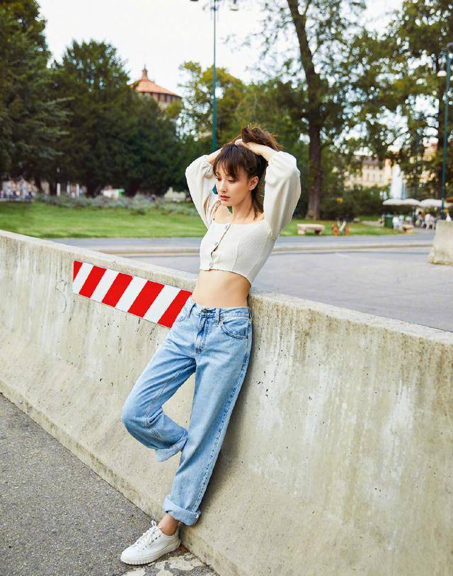 服装|36岁吴昕晒蛮腰！穿一字肩配浅色牛仔裤，上秀锁骨下秀“少女”腹