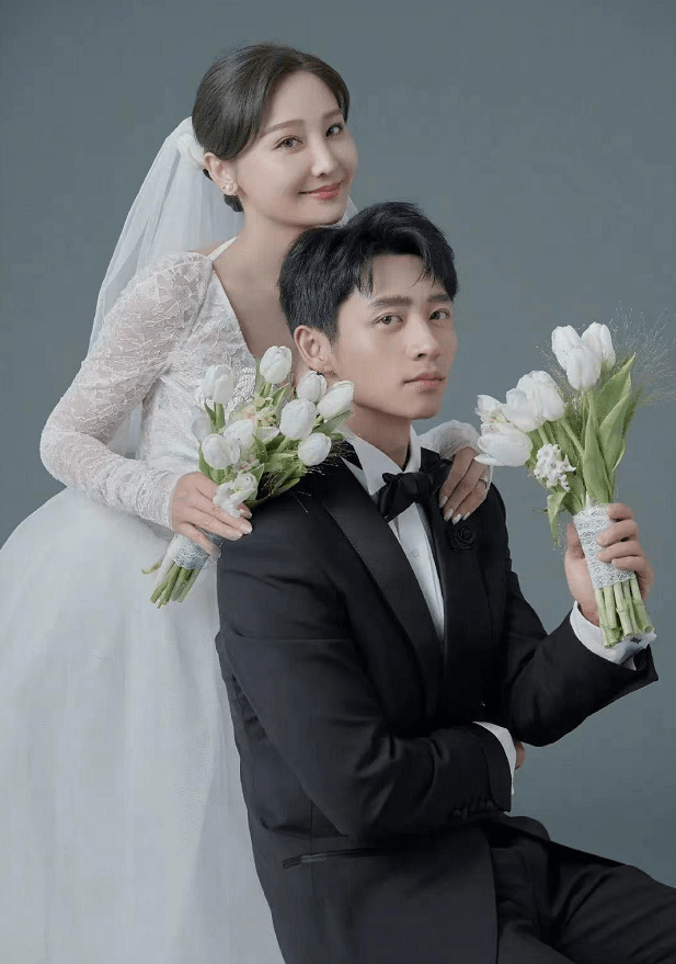 婚纱照|魏晨的妻子藏得挺深的，七夕节晒结婚照，骑着白马的老婆真娇嫩